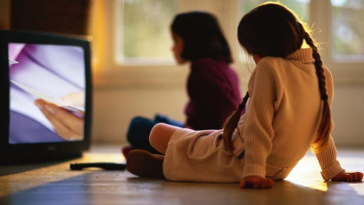Zwei Mädchen sitzen vor dem Fernseher (Bild: ard.de)