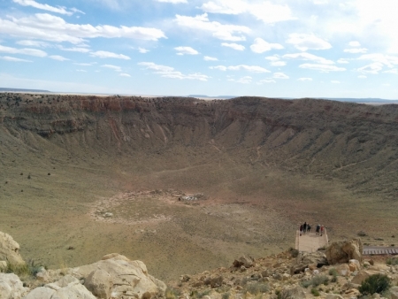 Der Barringer-Krater (USA) ist 1200 m breit und 180 m tief. Er entstand vor 50.000 Jahren durch einen 45 m großen Asteroideneinschlag. (Klicken zum Vergrößern)
